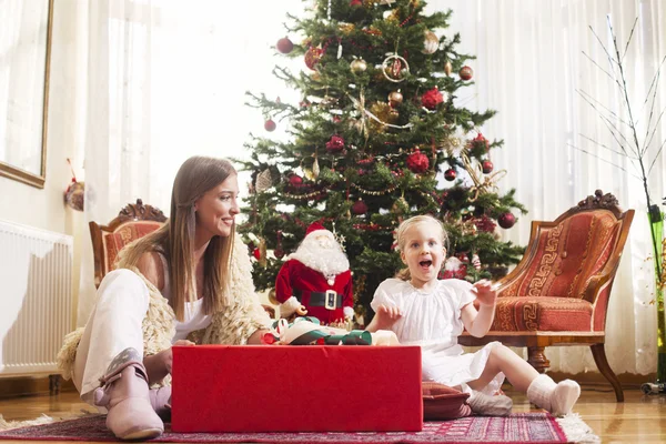 Mother and daughter opening presents — Stock Photo, Image