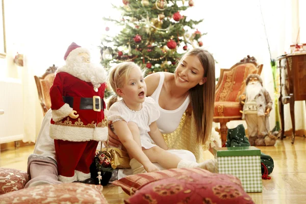 Madre e hija abren regalos —  Fotos de Stock