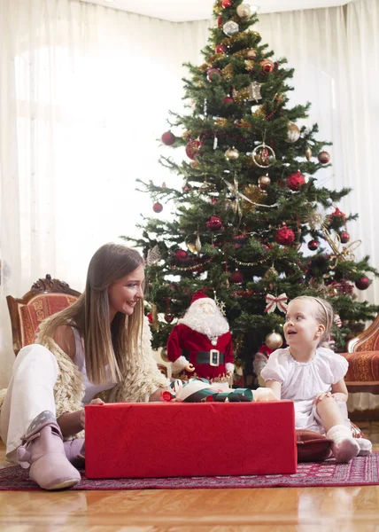 Mother and daughter opening presents — Stock Photo, Image