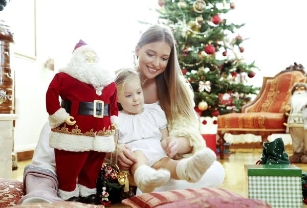 Mother and daughter opening presents — Stock Photo, Image