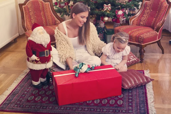 Madre e hija abren regalos —  Fotos de Stock