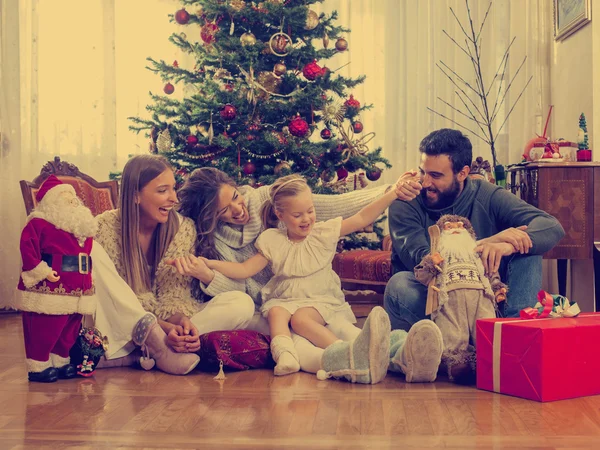 Joyeux famille devant l'arbre de Noël — Photo