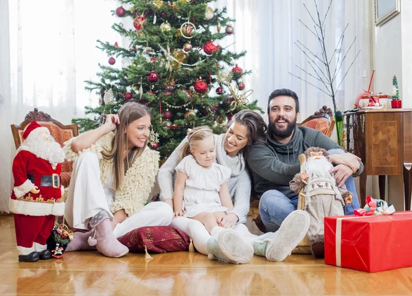 Familia feliz delante del árbol de Navidad —  Fotos de Stock