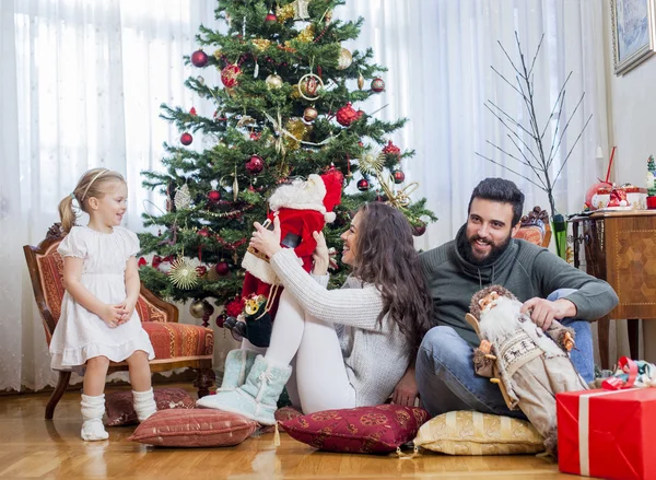 O familie fericită în fața pomului de Crăciun — Fotografie, imagine de stoc
