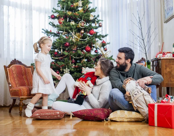 Família feliz na frente da árvore de Natal — Fotografia de Stock