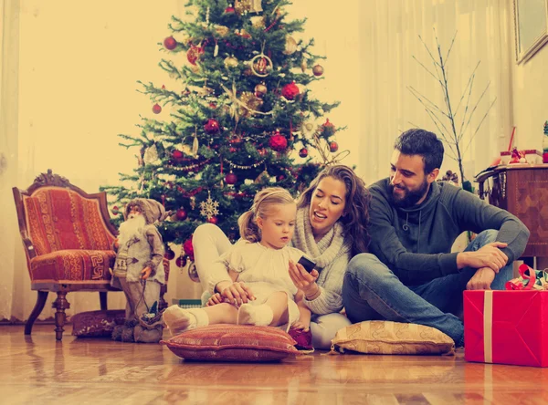 Famiglia felice davanti all'albero di Natale — Foto Stock