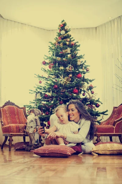 Madre e figlia taking selfie — Foto Stock