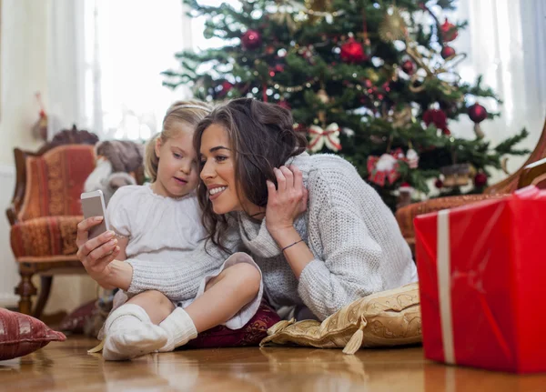 Madre e figlia taking selfie — Foto Stock