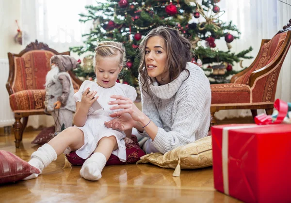 Mother and daughter opening presents — Stock Photo, Image