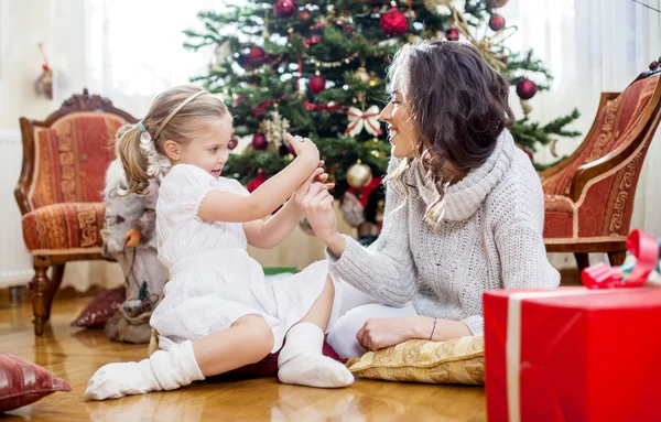 Mother and daughter opening presents — Stock Photo, Image