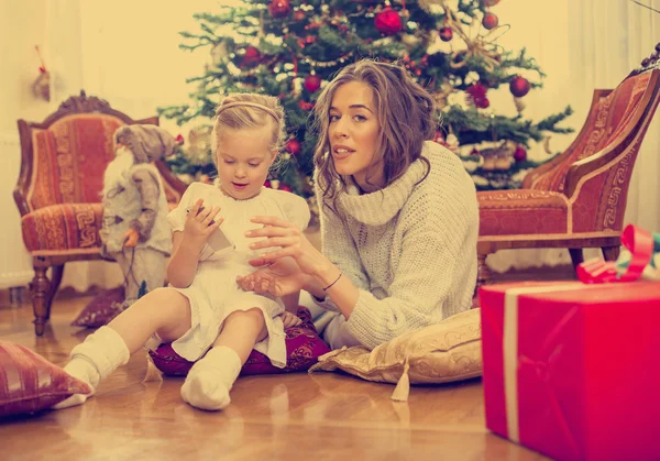 Mutter und Tochter eröffnen Geschenke — Stockfoto