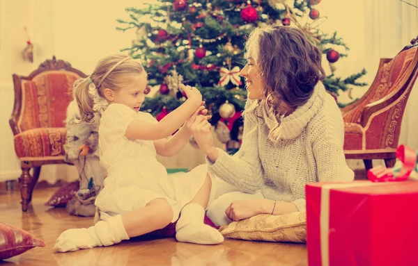 Madre e figlia apertura regali — Foto Stock