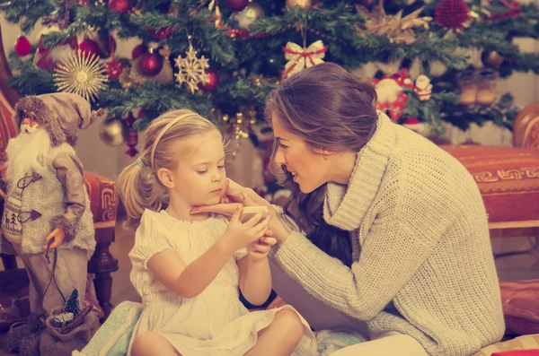 Mother and daughter opening presents — Stock Photo, Image