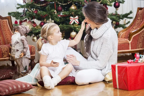 Mother and daughter opening presents — Stock Photo, Image