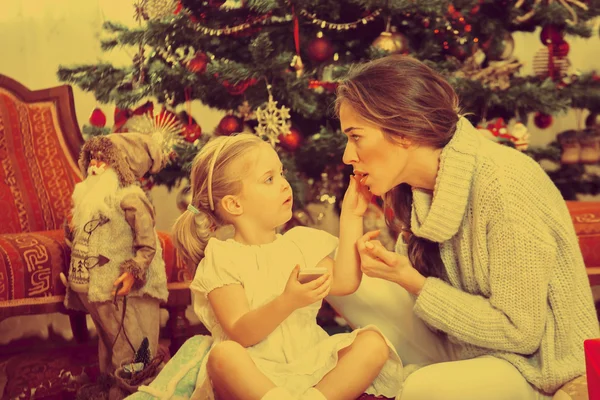 Anne ve kızı hediyeleri açma — Stok fotoğraf