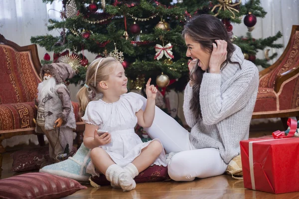 Madre e figlia apertura regali — Foto Stock