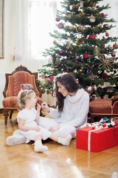 Mother and daughter opening presents — Stock Photo, Image