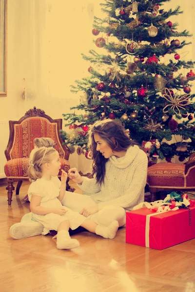 Мать и дочь открывают подарки — стоковое фото