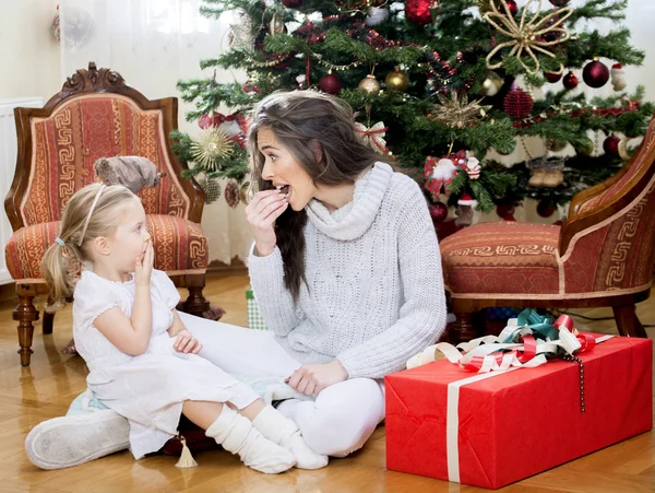 Mother and daughter opening presents — Stock Photo, Image