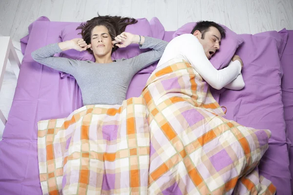 Hombre roncando y mujer no puede dormir —  Fotos de Stock