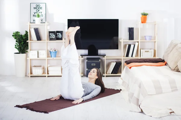 Donna sta facendo fitness a casa — Foto Stock