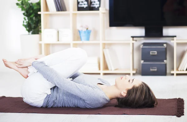 Frau macht Fitness zu Hause — Stockfoto