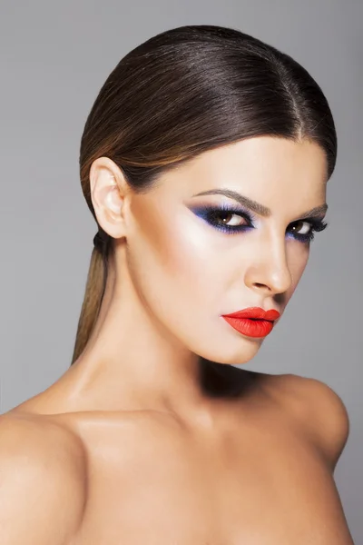 Belleza y maquillaje, Retrato de una mujer bonita — Foto de Stock