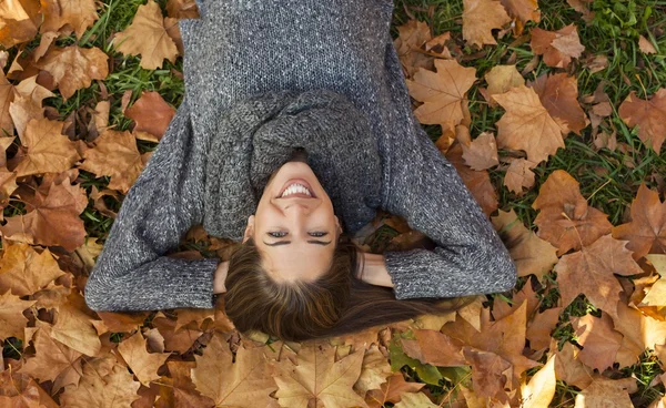 Jeune femme relaxante dans la nature — Photo