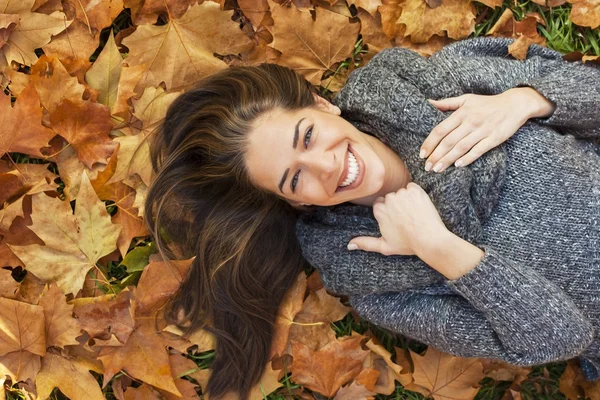 Jeune femme relaxante dans la nature — Photo