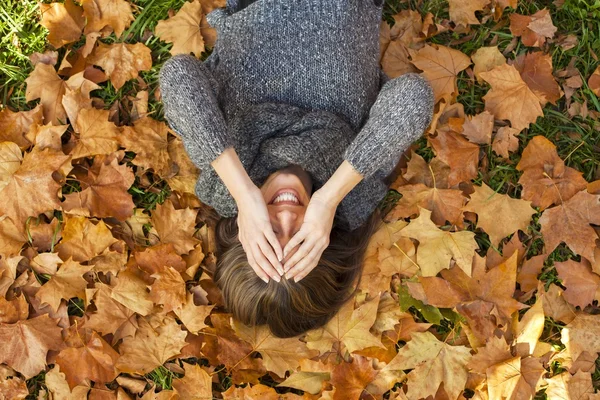 Junge Frau entspannt in der Natur — Stockfoto