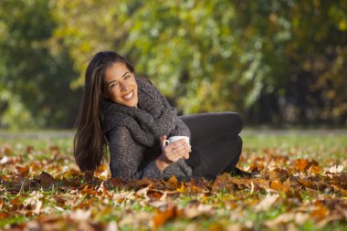 genç kadın doğanın dinlendirici