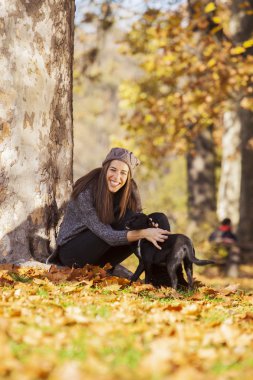 kadın parkta sokak köpeği ile oynarken