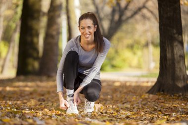 Kız parkta egzersizleri yapıyor