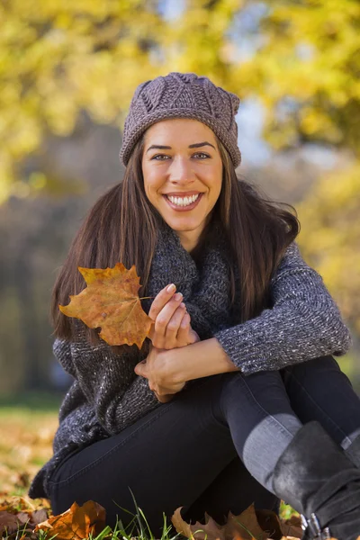 Mujer joven relajándose en la naturaleza —  Fotos de Stock