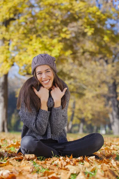 Jeune femme relaxante dans la nature — Photo