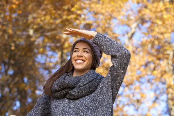 Jovem mulher relaxante na natureza — Fotografia de Stock