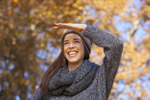 Mujer joven relajándose en la naturaleza —  Fotos de Stock