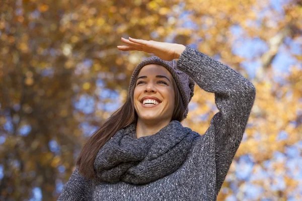 Jeune femme relaxante dans la nature — Photo