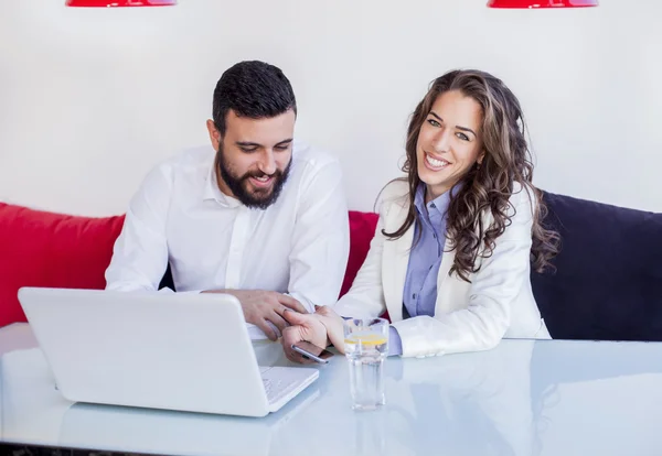 Empresario y empresaria en cafetería —  Fotos de Stock