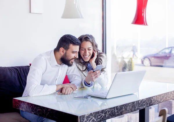 Zakenman en zakenvrouw In Coffee Shop — Stockfoto