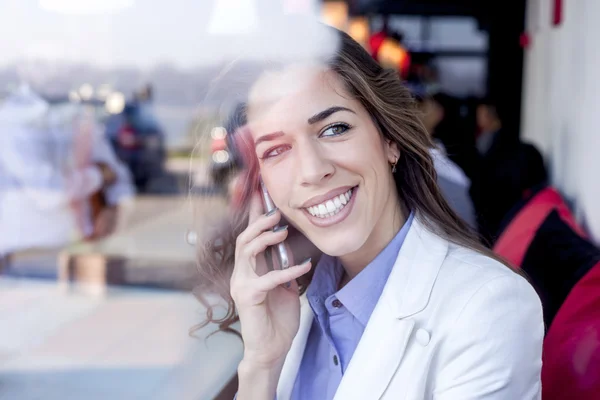 Affärskvinna i kafé prata telefon — Stockfoto