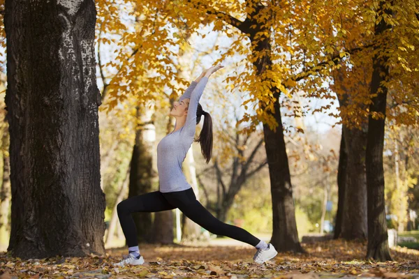 Mädchen macht Übungen im Park — Stockfoto