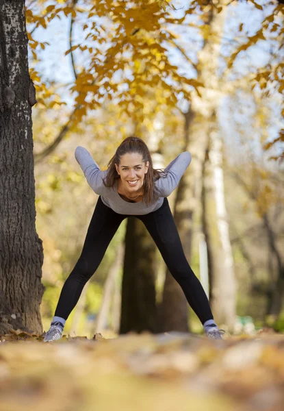 Menina fazendo exercícios no parque — Fotografia de Stock