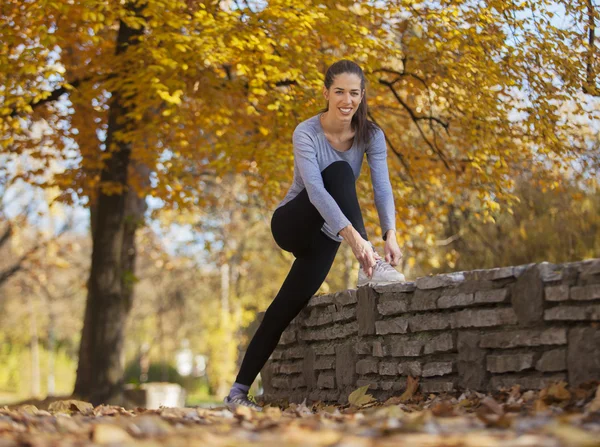 Girl doing exercises in park — Stock Photo, Image