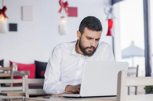 Homem de negócios trabalhando no laptop — Fotografia de Stock