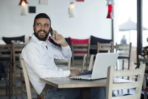 Zakenman praten over telefoon in restaurant — Stockfoto