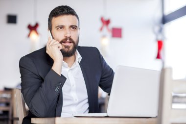 restoranda telefonda konuşan işadamı 