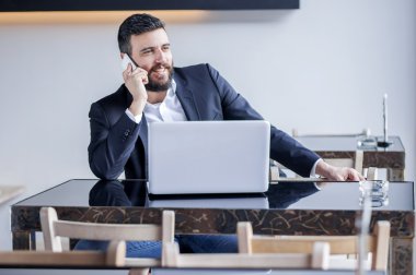 restoranda telefonda konuşan işadamı 