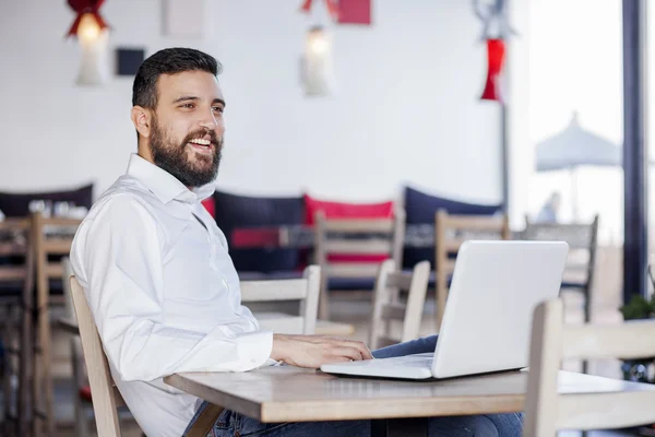 Hombre de negocios trabajando en el ordenador portátil en el restaurante — Foto de Stock