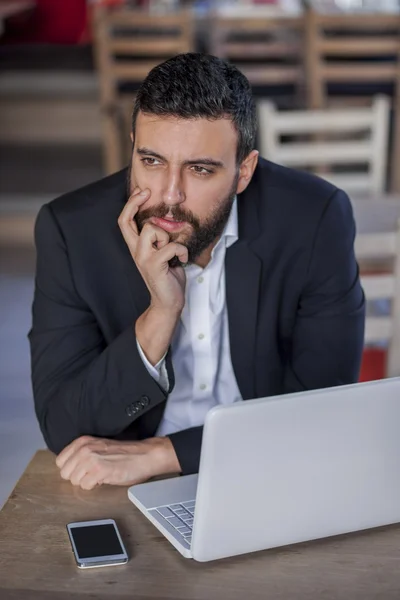 Uomo d'affari che lavora sul computer portatile nel ristorante — Foto Stock